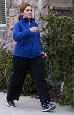 Mujer caminando al aire libre.